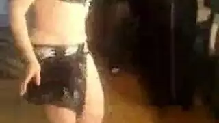 مؤدية عاهرة تطحن فرجها وثدييها في مهرجان بري خارجي