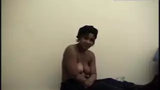 سيدة ناضجة نعسانة تحصل على قضيب عنيف منتصف الليل