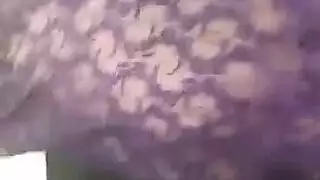 عراقية ممتلئة تلمس كسها الكريمي المبلل في بث مباشر إباحي