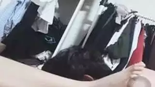 هيمنة نسائية متطرفة: تأمره بأن يعبد قدميها