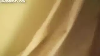 الفتاة السمراء المجاورة تحب الجنس الفموي العميق ووضعية الكلب