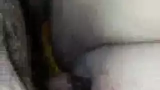 امرأة ممتلئة تتعرض لهجوم من قبل رجلين وشريكها