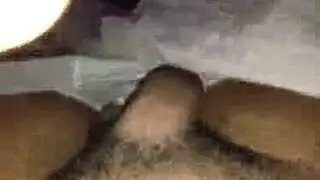 قضيب صلب يستنزف الخصيتين المنتفختين في جنس فموي صريح