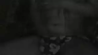 فم متحمس يخدم قضيباً ثابتاً في جلسة أنين