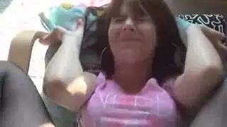 مراهقة لطيفة تعرض فرجها الوردي لتصوير إباحي