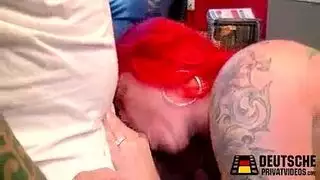 فتاة شعراء حمراء تُركب وتُقشط في فيلم إباحي صريح ذو طعام