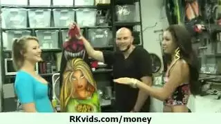لقد وضعت أموالي جانباً وتركت قضيبك يتولى الحديث يا عزيزتي