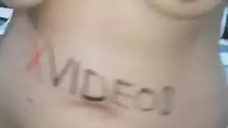 شريط سكس عربي: فتاة خليجية ممتلئة تدخل أصابعها في فتحتها المبللة