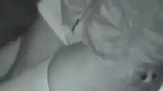 شقراء مثيرة تأخذ القضيب للداخل عندما يزداد الطقس سوءًا