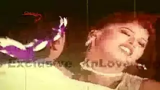 جميلة داكنة منحنية تخرج ثدييها الكبيرين لجلسة إباحية