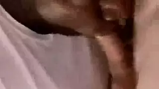 قذف في الحلق وضرب شرجي: علاقة جنسية جماعية بين الأعراق