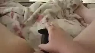 سمراء مثيرة بمؤخرة كبيرة تمص قضيب الرجل خلف المقود