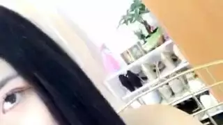 بداية دانييلا في الإباحية على الإنترنت: عارية وتتواصل مباشرة