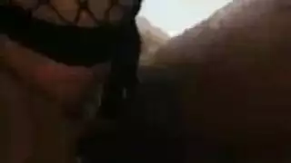 سمراء تأخذ مهبلها المبلول بعمق قبل أخذها في المؤخرة