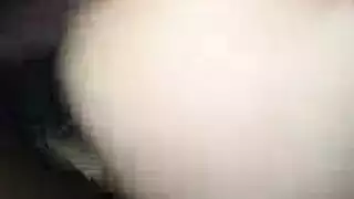 كس النموذج النحيف الكثيف يتمدد بقضيب كبير في بورن على الأريكة