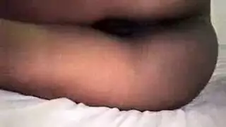 عاهرة سمراء منحنية تركب قضيبًا في الحظيرة