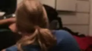 فاتن أشقر يبتلع ويملأه قضيبان غليظان