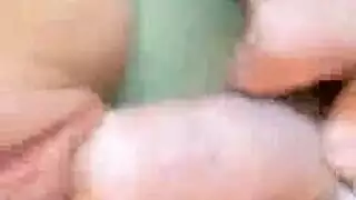 مشهد استمناء مكثف: فتاة ذات شعر أخضر تركب قضيباً اصطناعياً