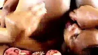 سحاقية سمراء إباحية: كس كريمي يُضاجع بقوة، مني على الحائط