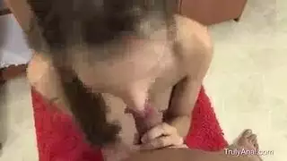 جميلة مرتدية النايلون تتعرى وتحتك بلعبة زجاجية