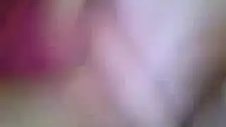 امرأة سمراء لطيفة المراهقين الذين يتجذون ملابسهم واللعب مع ديك الأسود حيث يتم القبض عليهم