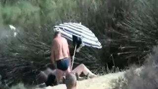 سيدة عجوز قذرة تندلع على قضيب الرجل على الشاطئ الرملي