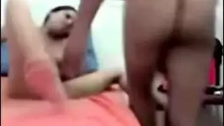 الفتاة العربية ذات الصدر الكبير تحب أن تبلع من أجل رجلها الممتلئ