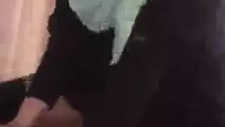 شاب مسلم مراهق يمنع شابًا صغيرًا استمناءً زلقًا