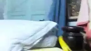 خيال زوجة الأب الثرية الإباحي: قضيب ابن الزوج بينما الزوج مخدوع