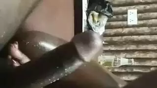 هذه العاجية المثيرة تداعب نفسها حتى تبتل ثم تُركب بقضيب ضخم