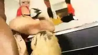 عمود أسود عملاق يهدم فتحة شرج ضيقة