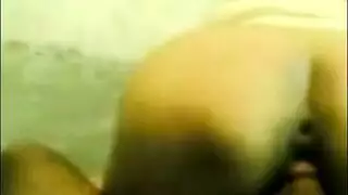 فتاة عربية صغيرة تأخذ قضيبًا صلبًا مثل المحترف