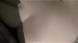 أرجل الممرضة الطويلة في جوارب تلتف لأجل وضعية الكلب
