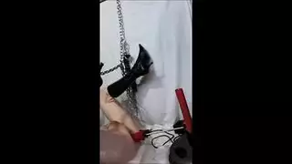 العاهرة الأسيرة تمص قضيب ضابط الإصلاح الأسود الكبير