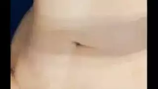 شقراء مغرية في باروكة وجوارب تتعرى لجلسة سمر إباحية