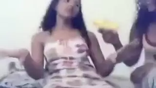سكس عربي: عاهرات متهيجة تتحدثن بكلام فاحش ومداعبة مثلية