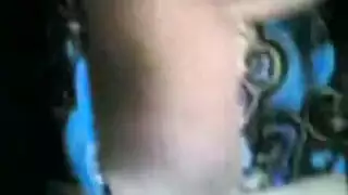 فتاة عربية ممتلئة تأخذ قضيبًا في كل ثقب