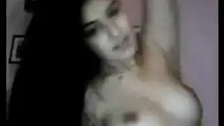 فتاة سمراء كبيرة الصدر تتعرض لضربة مزدوجة من شابين ملثمين