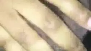 تتوق لعضو صغير في حلقها