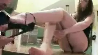 يقبل قدمها وينيكا