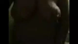 الاستحمام مع فاتنة سلوتي هو كيف يخرج رجل متزوج نفسه، لهذا اليوم