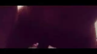 عاهرة شقراء بعلامات سمراء تتعرض لعملية جنس جماعي