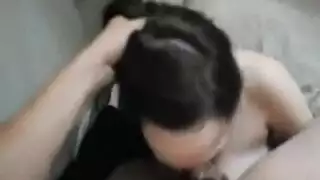 شاب يخدم قضيباً ضخماً من أجل جائزة نقدية