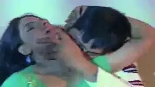 بورنو صريح مدفوع: شقراء مراهقة تخضع على أربع