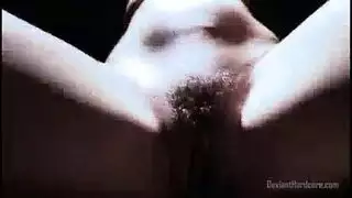 فتحات الفتاة المفلسة تمتلئ بجنس خارجي قاس
