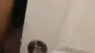 الشقراء البرازيلية ذات الشعر الأزرق تحصل على مليون تبرع منوي من رجلها على ركبتيها