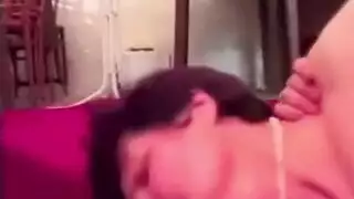 شباب وسيمون بشعر مستقيم من المحيط الهادئ في مشهد جنس فموي