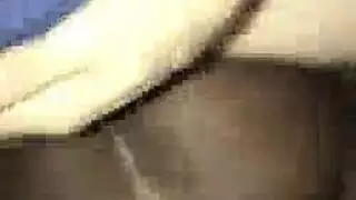 خشب الأبنوس فاتنة لديه مغامرة الجنس الشرجي في مكان عام، أمام حافلة