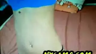 تفتح تلك الفرج الشقراء وشرجها الذهبي الضيق