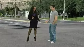 نيكي تتعرض لمعاملة عنيفة من الخلف